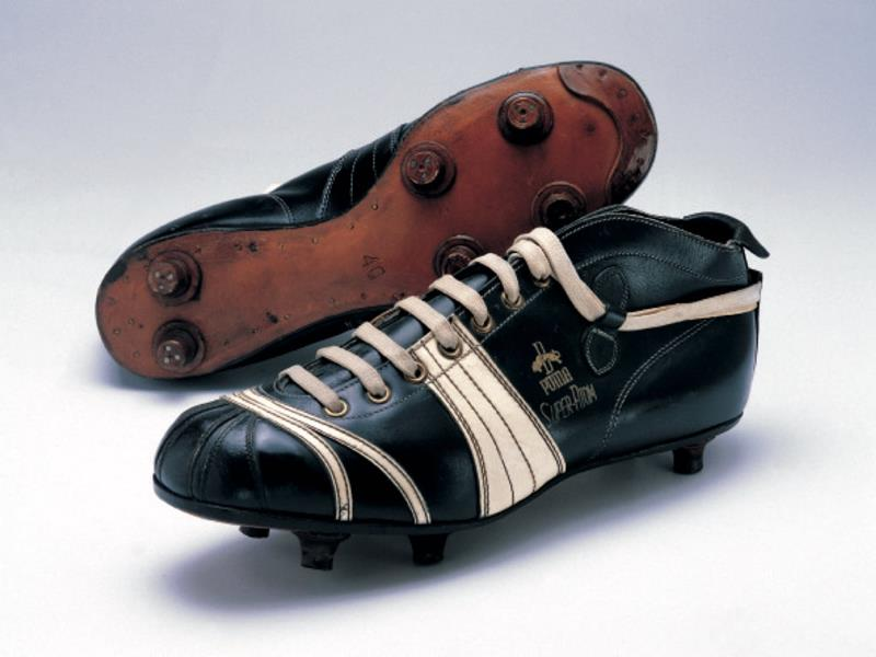 Illustration for article titled Una fábrica, dos hermanos que se odiaban y un arma nazi que casi cambia el rumbo de la guerra: la historia oculta de Adidas y Puma